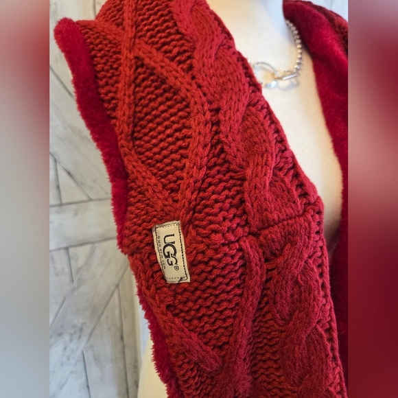 UGG Women's Red Cable Knit 2-piece Set Infinity Scarf And Pom Beanie - Picture 3 of 5